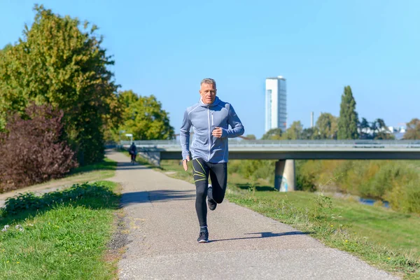 Widok Przodu Szary Człowiek Noszenie Odzieży Sportowej Biegnącej Wzdłuż Rzeki — Zdjęcie stockowe