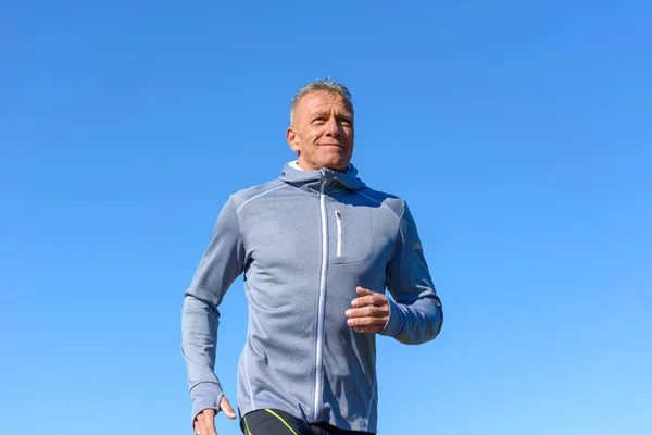 Vista Frontal Del Hombre Gris Sonriente Usando Ropa Deportiva Corriendo —  Fotos de Stock