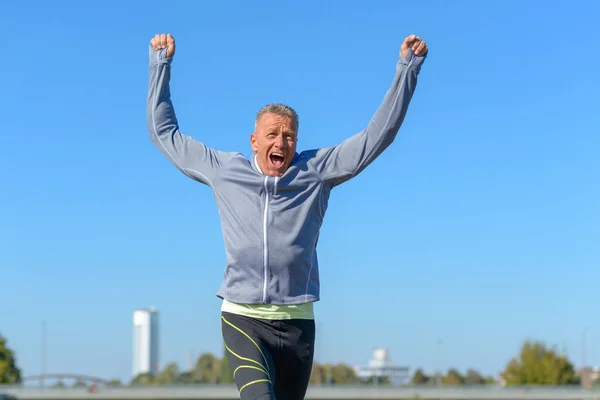 Feliz Ajuste Hombre Mediana Edad Animando Celebrando Mientras Camina Por — Foto de Stock