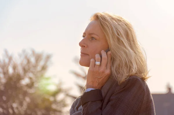 Vista Lateral Una Hermosa Mujer Mediana Edad Que Tiene Una — Foto de Stock