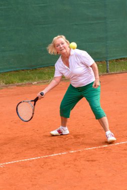Açık tenis oynamaya yetişkin kadın kıdemli