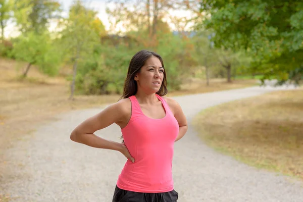 Mujer Joven Corriendo Sufre Una Lesión Muscular Pie Sosteniendo Espalda — Foto de Stock