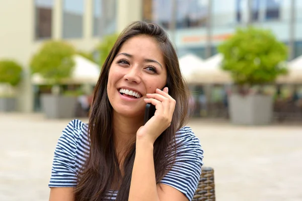 Sonriente Joven Morena Camiseta Rayas Hablando Por Teléfono Aire Libre — Foto de Stock