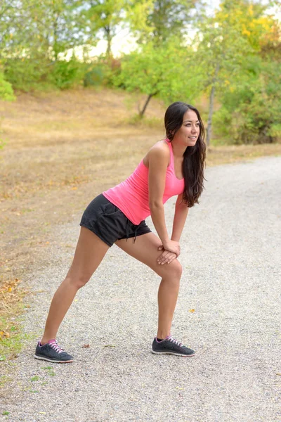 Mujer Joven Deportiva Haciendo Ejercicios Estiramiento Limbering Antes Correr Camino — Foto de Stock