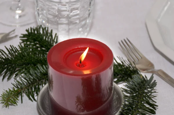 Candela Natale Rossa Colorata Con Fogliame Pino Che Brucia Una — Foto Stock