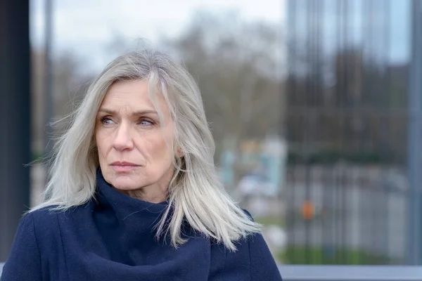 Serious Woman Looking Intently Side Thoughtful Expression She Stands Outdoors — Stock Photo, Image