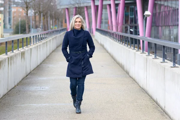 Trendiga Blond Kvinna Snygg Blå Outfit Promenader Längs Gångväg Stan — Stockfoto