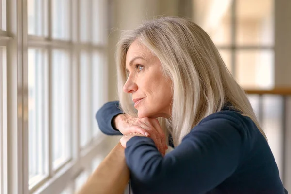 Attractive Blond Woman Standing Daydreaming She Stands Resting Her Arms — Stock Photo, Image