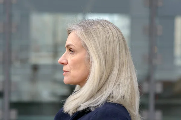 Retrato Perfil Una Atractiva Mujer Mediana Edad Con Pelo Largo — Foto de Stock