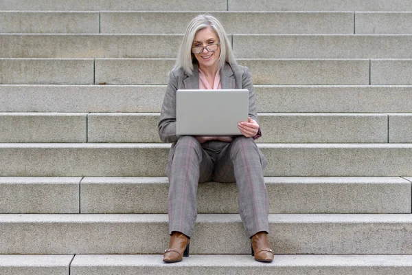 Middle Aged Businesswoman Using Her Laptop Town Sitting Flight Outdoor — 스톡 사진