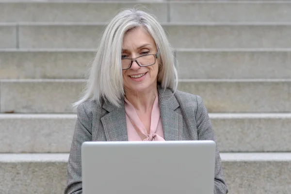 Mulher Profissional Atraente Usando Laptop Cidade Sentado Passos Concreto Livre — Fotografia de Stock