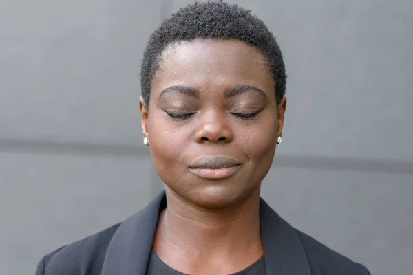 Bust Portret Van Zwarte Vrouw Met Kort Kapsel Haar Ogen — Stockfoto