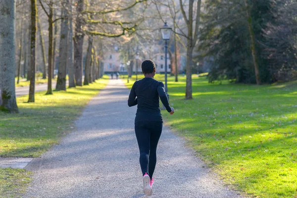 Ajuste Mujer Joven Corriendo Parque Que Huye Cámara Largo Camino — Foto de Stock