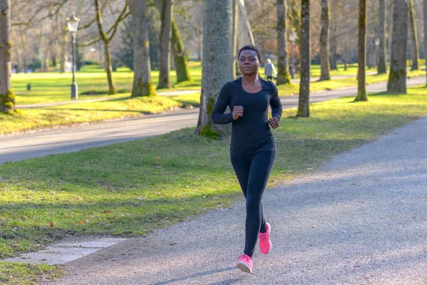Atlético Forma Joven Mujer Africana Corriendo Sola Parque Luz Mañana — Foto de Stock