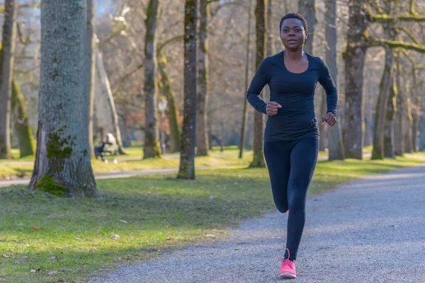 Acercamiento Una Joven Mujer Africana Corriendo Durante Entrenamiento Diario Largo — Foto de Stock
