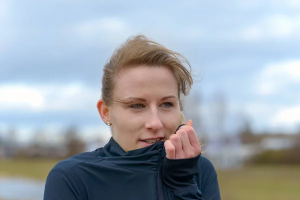 Mulher Bonita Aconchegante Seu Top Esportes Dia Frio Inverno Como — Fotografia de Stock