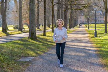 Onun günlük koşu alarak çekici Olgun kadın