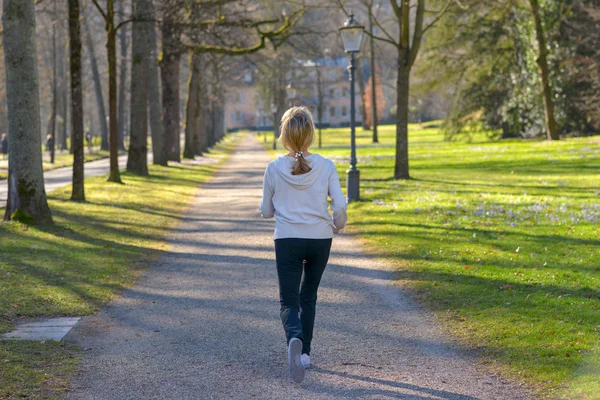 Mulher madura atraente tomando sua correria diária — Fotografia de Stock