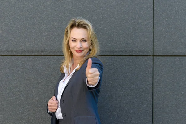 Entusiástico motivado mulher dando um polegar para cima — Fotografia de Stock