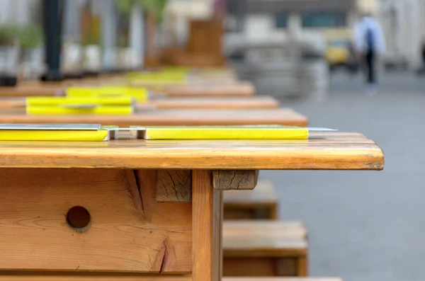 Rangée de tables et bancs en bois — Photo