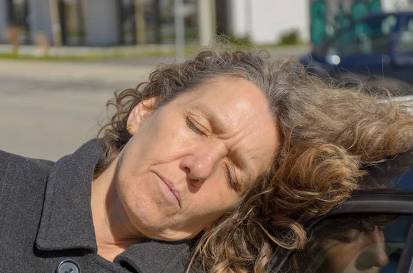 Mujer relajándose bajo el sol de primavera — Foto de Stock