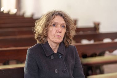 Bir kilise Pew yalnız oturan dini kadın