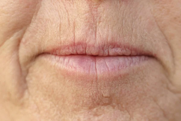 Extreme close-up op de mond van een vrouw van middelbare leeftijd — Stockfoto