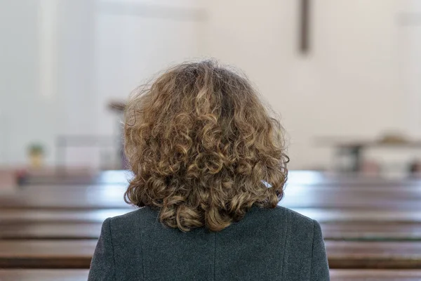 Religiosa devota rezando en una iglesia — Foto de Stock