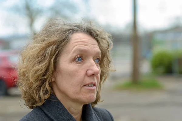 Startled woman with a look of disbelief — Stock Photo, Image