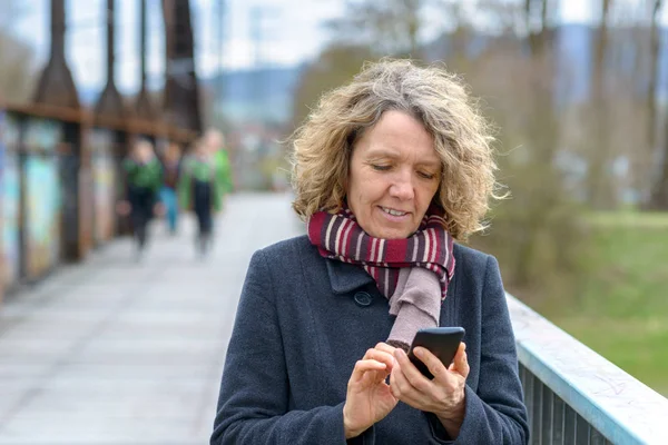 Mujer feliz enviando un mensaje de texto — Foto de Stock