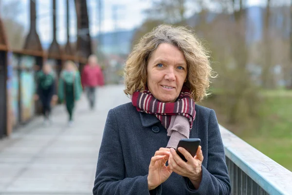 Mujer feliz enviando un mensaje de texto — Foto de Stock