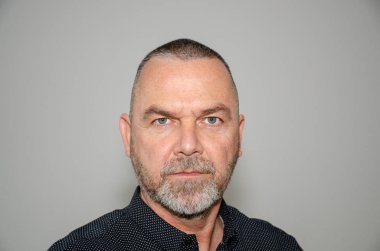 Kamera bakıyor yoğun kararlı adam