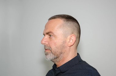 Kısa saç kesimi olan bir adamın profil portresi