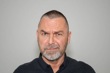 Şüpheci sakallı adam bir Quizzical ifade ile