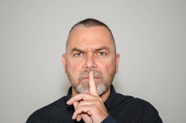 Adam dudaklarına parmak ile bir Hush jest yapma