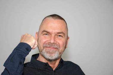 Muzaffer adam sevinç bir yumruk yetiştirmek