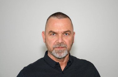 Düşünceli bir ifade ile ciddi adam