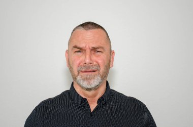 Üzgün adam gözleri ıstırap içinde kapanıyor.