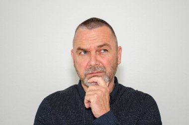 Orta yaşlı adam derin düşünce el ile çene