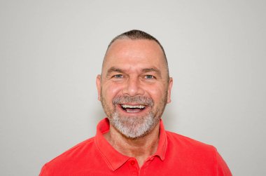 Çekici dost adam kameraya gülüyor