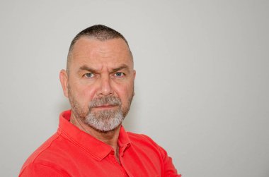 Ciddi ilgili adam kamera bakıyor