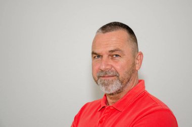 Renkli kırmızı gömlek kendine güvenen dost adam