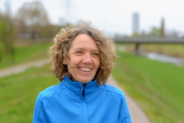 Retrato de mujer de mediana edad al aire libre — Foto de Stock