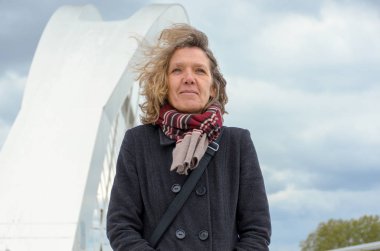 Rüzgarda bir kadının açık havada düşük açı görünümü