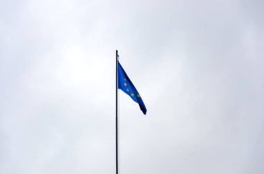 Bayrak direğinden dalgadalga dalgalanıyor