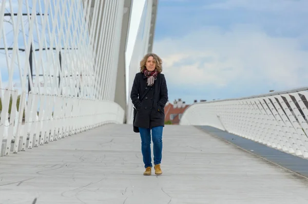 Mujer cruzando un puente peatonal — Foto de Stock