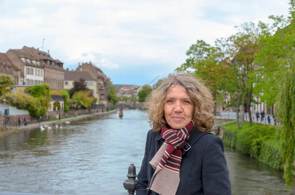 Atractiva mujer de mediana edad posando en un puente — Foto de Stock