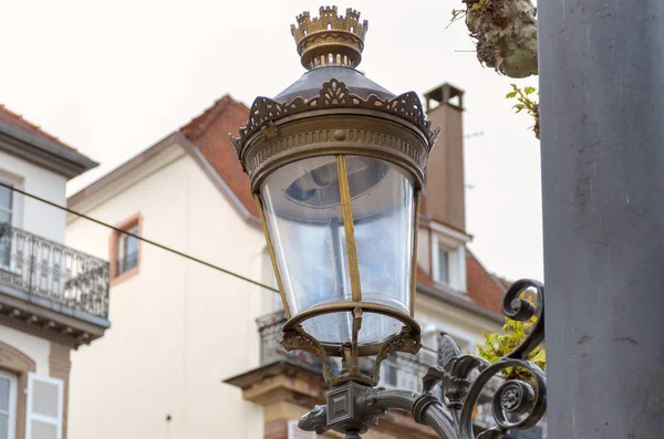 Vecchio lampione storico in ottone o lanterna — Foto Stock