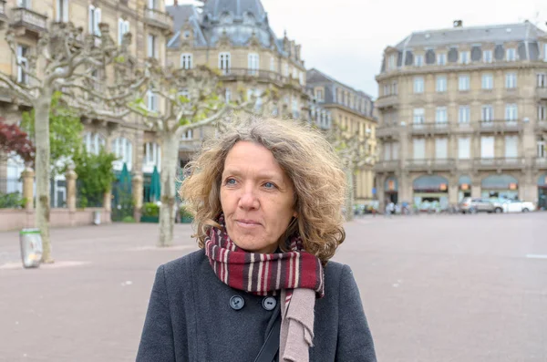 Žena turista procházka historickým městem — Stock fotografie