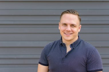 Sıcak ve samimi bir gülümseme ile yakışıklı genç adam